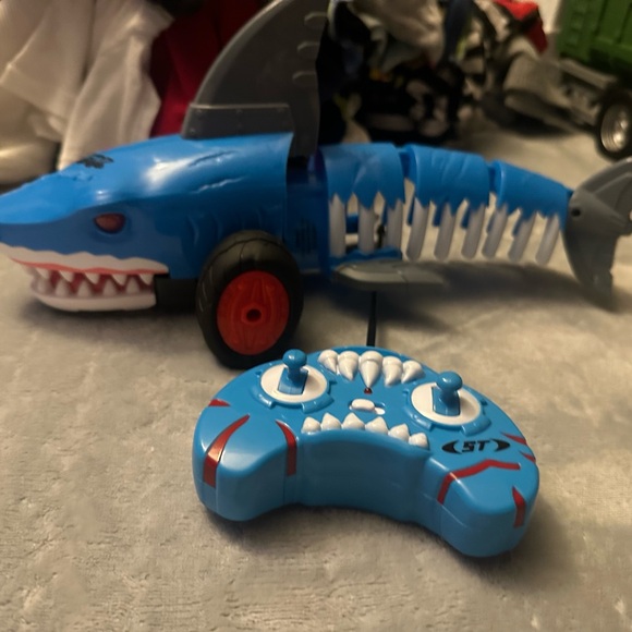 Remote control shark - Picture 2 of 4